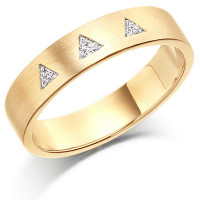 18ct Yellow Gold Ladies 4mm Wedding Ring Set with 3 Triangle Diamonds, Total Weight 9pts  