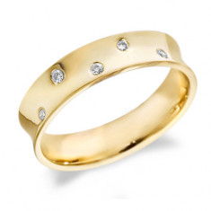 9ct Yellow Gold Gents 5mm Concave Wedding Ring Set with 5 Alternate Set Diamonds, Total Weight 10pts  
