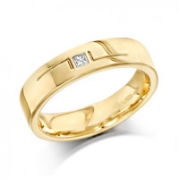 9ct Yellow Gold Gents 5mm Wedding Ring with L-Shape Pattern and Set with Single 5pt Princess Cut Diamond  
