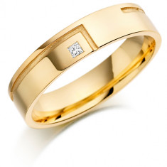 9ct Yellow Gold Gents 5mm Wedding Ring with L-Shape Groove and Set with 3pt Princess Cut Diamond  